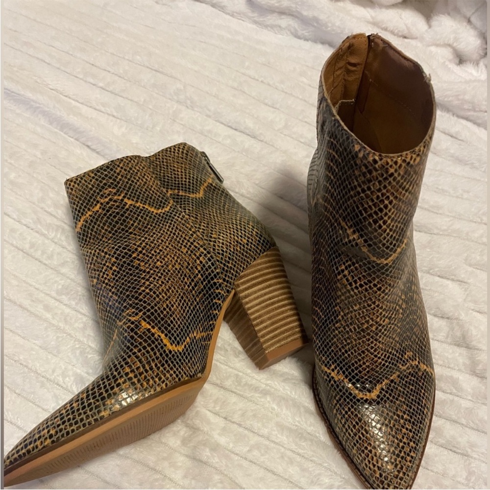 ✨HOST PICK ✨Lucky brand Snakeskin Ankle Boots